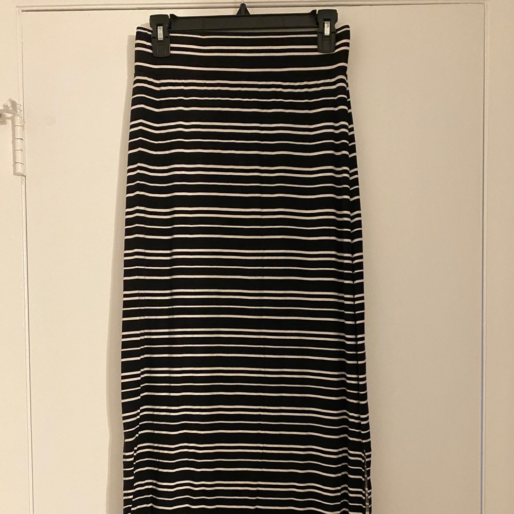 Long stripped skirt black and white